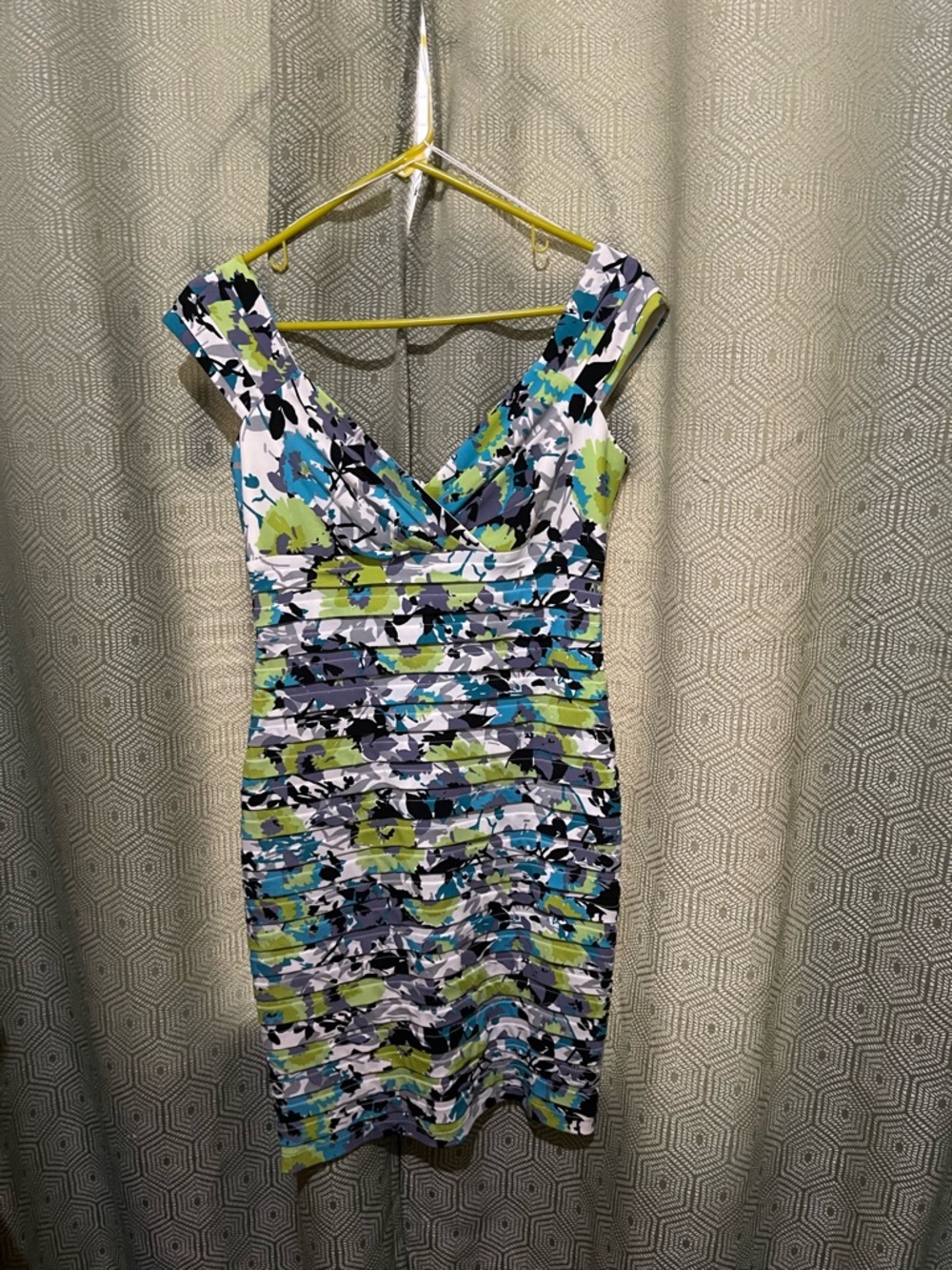 London Times Sleeveless V-Neck Ruched Floral Midi Dress in Blue, Green & Black